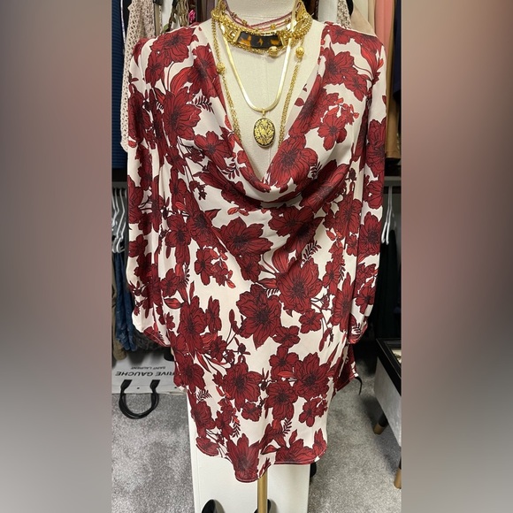 Preview. Red flower blouse. size 14. - Picture 4 of 8